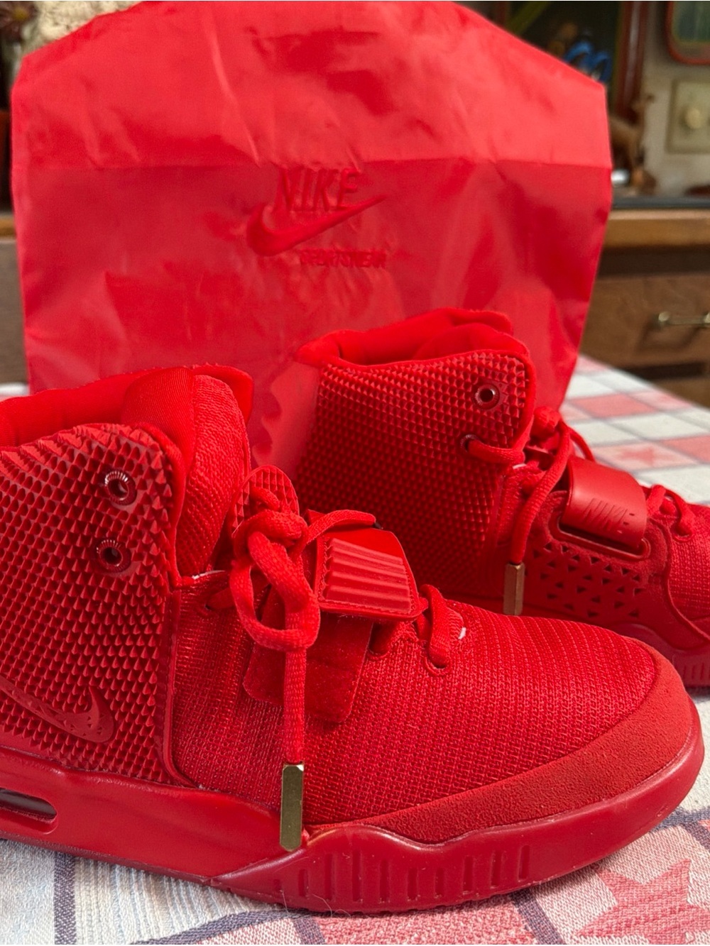 Faux Nike Yeezy Red October Sneakers Mens Size 9.5